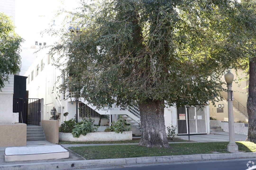 8 Apartment Townhomes in Sherman Oaks, CA - Building Photo
