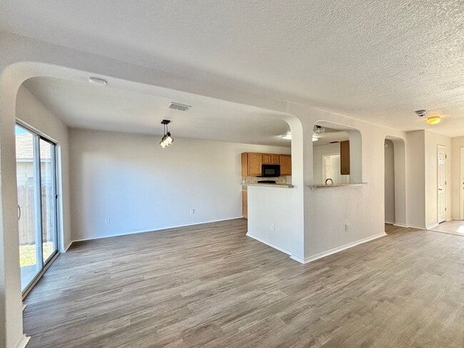 6915 Opal Cliffs in Converse, TX - Building Photo - Building Photo