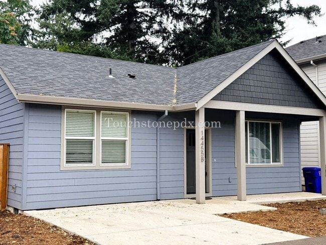 14455 SE Center St in Portland, OR - Building Photo - Building Photo
