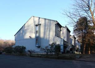 Hubbard Park Condominiums in Meriden, CT - Building Photo - Building Photo