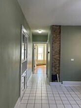 2749 N Ashland Ave, Unit 2nd floor in Chicago, IL - Foto de edificio - Building Photo