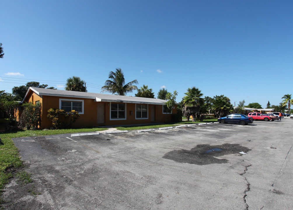 140-220 NW 40th St in Oakland Park, FL - Building Photo