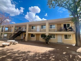 911 Alvarado Dr SE in Albuquerque, NM - Building Photo
