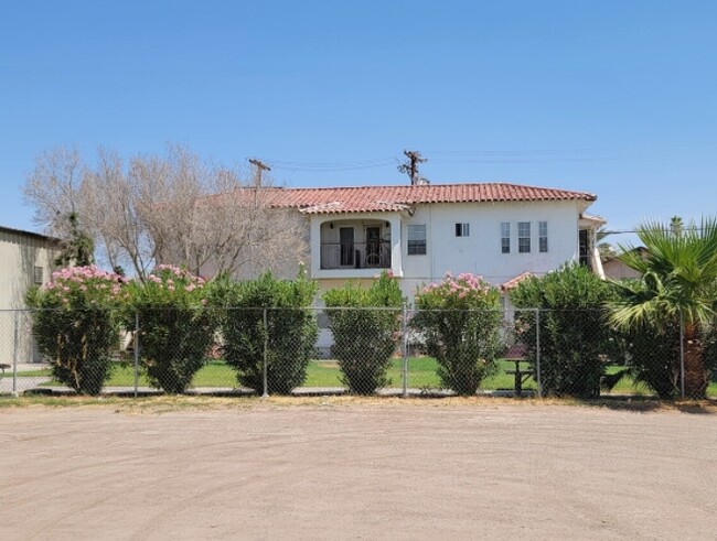 746-752 Broadway Ave in El Centro, CA - Building Photo - Building Photo