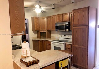 5724 NW 87th Ave in Tamarac, FL - Building Photo - Building Photo
