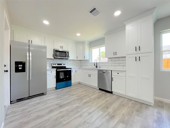 10015 Old Towne Ln