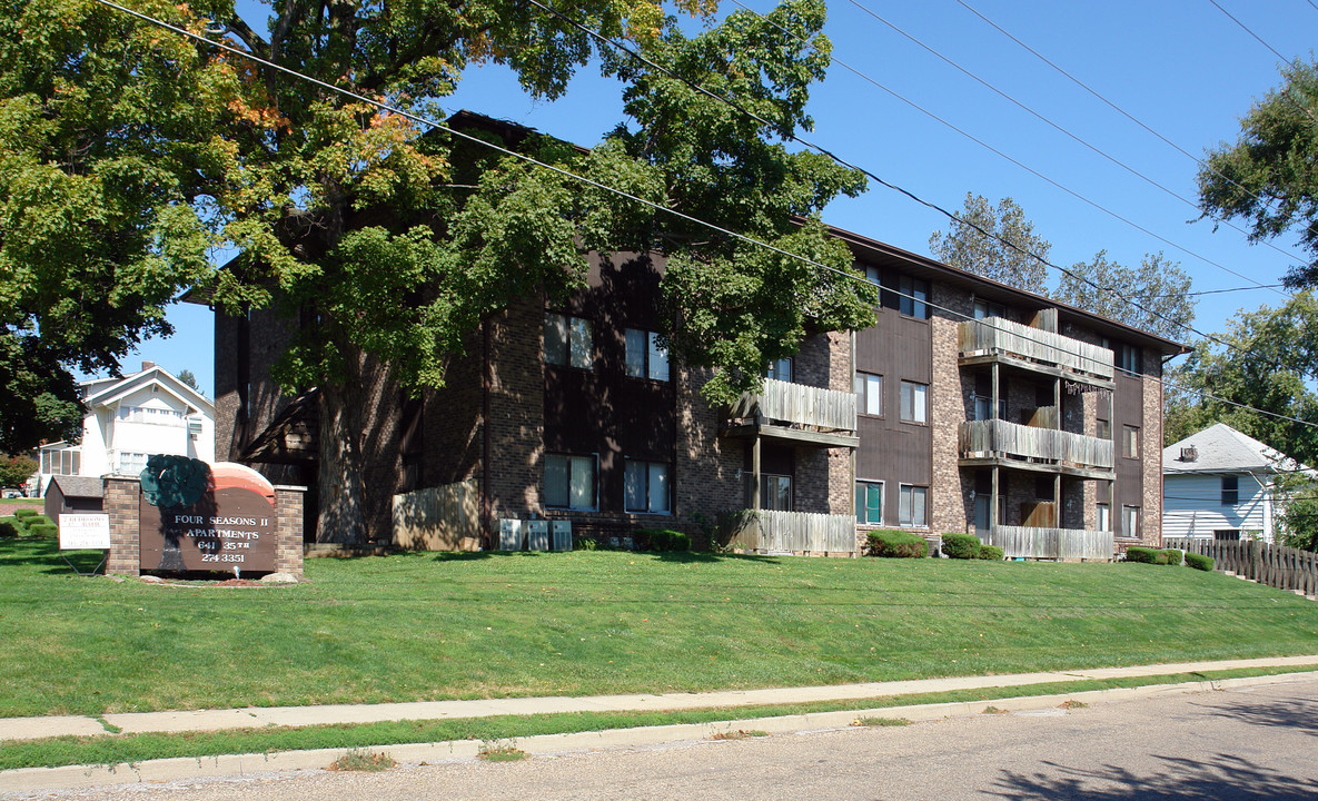 Four Seasons II Apartments in Des Moines, IA - Building Photo