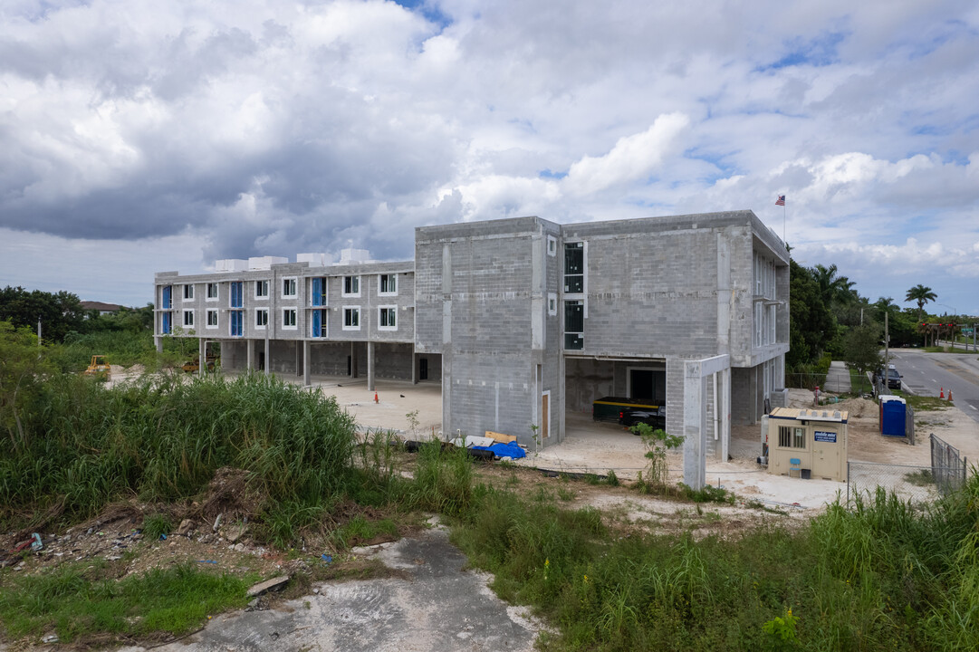 Dixie Breeze Apartments in Homestead, FL - Building Photo