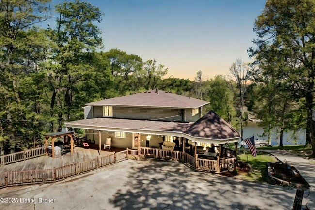 property at 1468 Lakeshore Pkwy