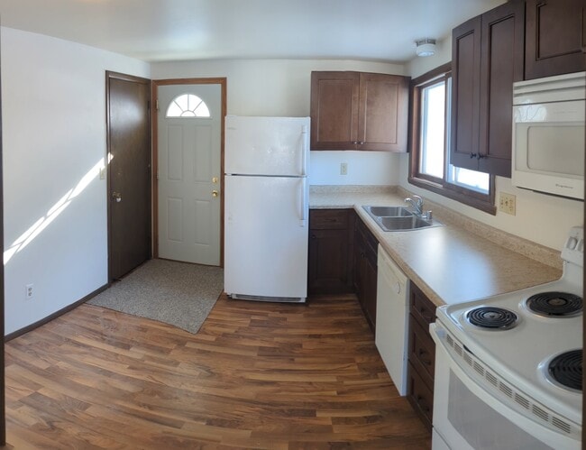 110-112-112 W Grant St in Lake Mills, WI - Building Photo - Building Photo