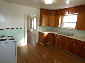 324 E 6th St in Port Angeles, WA - Building Photo - Building Photo