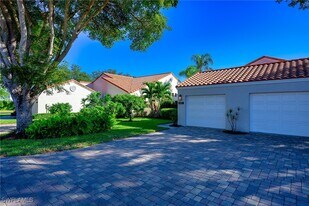 833 Reef Point Cir in Naples, FL - Building Photo