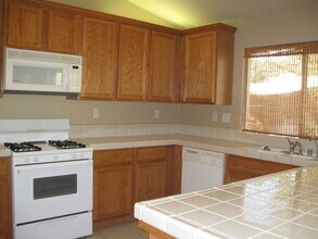 12120 Stonington St in Bakersfield, CA - Foto de edificio - Building Photo