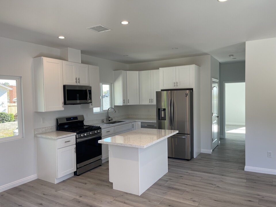 2928 N Brighton St in Burbank, CA - Building Photo