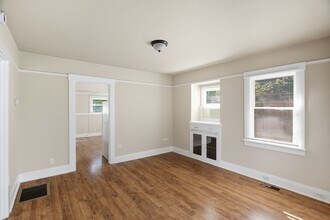 916 SE Sherrett St in Portland, OR - Building Photo - Building Photo