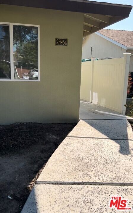 23954 Hartland St in Los Angeles, CA - Building Photo