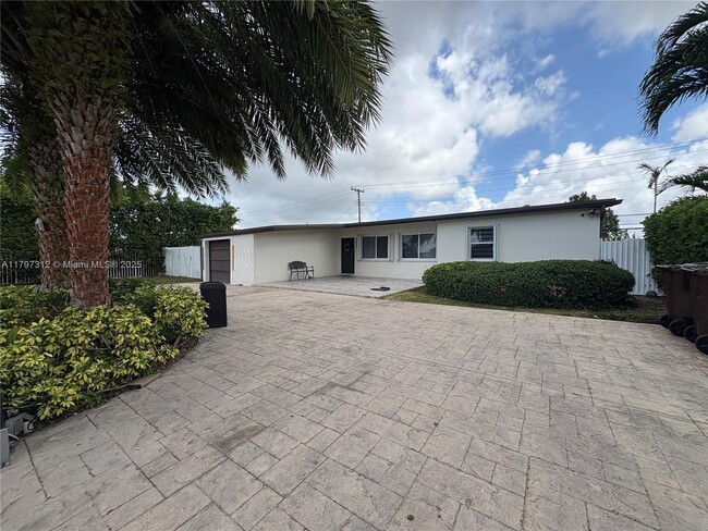 1281 W 62nd St in Hialeah, FL - Building Photo - Building Photo