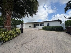 1281 W 62nd St in Hialeah, FL - Building Photo - Building Photo