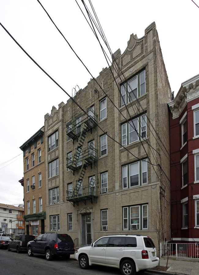 384 Baldwin Ave in Jersey City, NJ - Foto de edificio - Building Photo