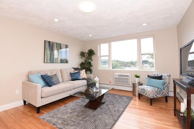 1105 Lexington St, Unit 11 in Waltham, MA - Building Photo - Building Photo