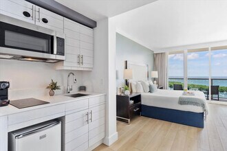 2889 McFarlane Rd in Miami, FL - Building Photo - Building Photo