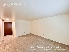 1121 N 200th St in Shoreline, WA - Building Photo - Building Photo