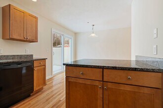 Jefferson Court in Dover, NH - Foto de edificio - Interior Photo