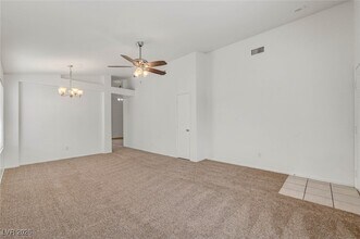 9573 Paradise Rd in Las Vegas, NV - Building Photo - Building Photo