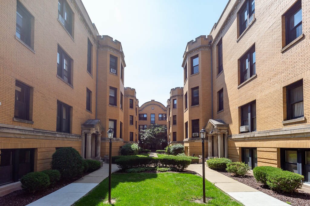 2418 N Sawyer Ave in Chicago, IL - Building Photo