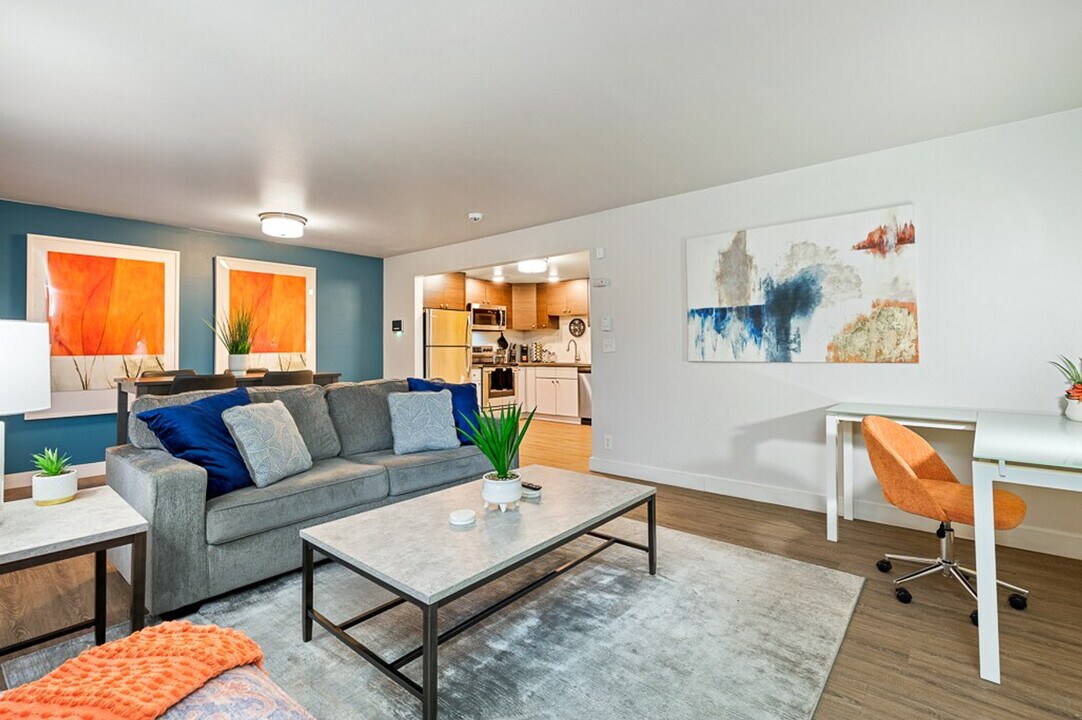 10215 SE 6th St in Bellevue, WA - Building Photo