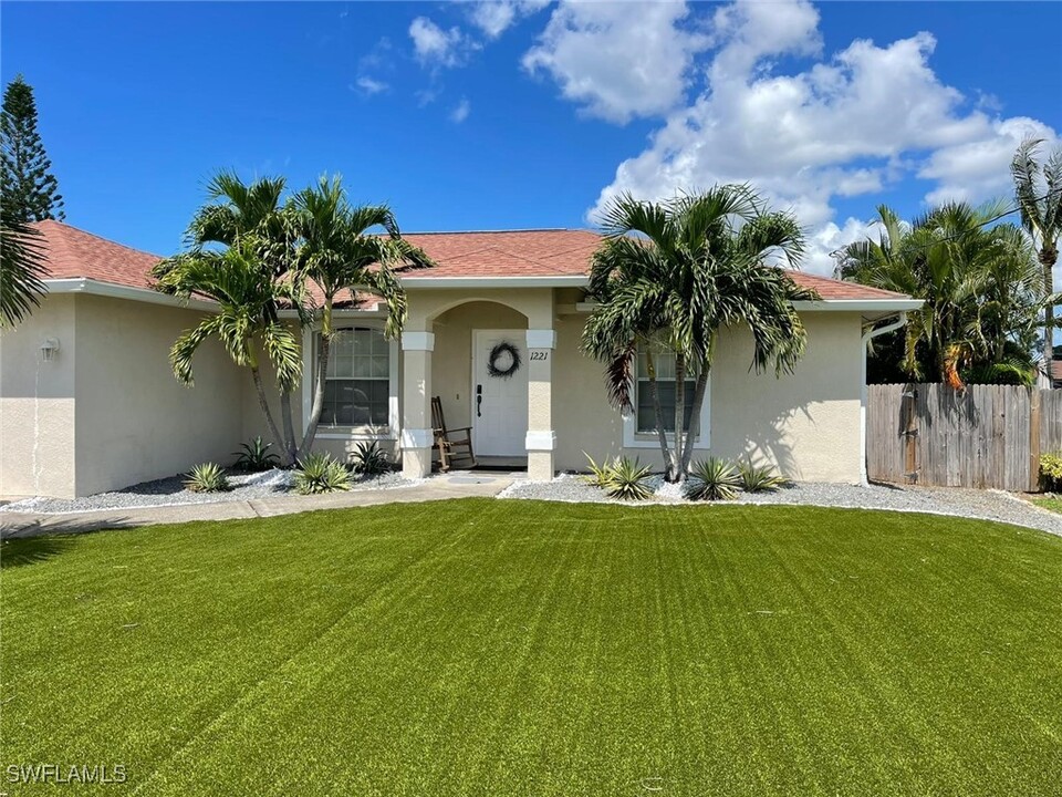 1221 Granada Blvd in Naples, FL - Foto de edificio