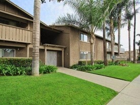 Palm West Village in Anaheim, CA - Building Photo