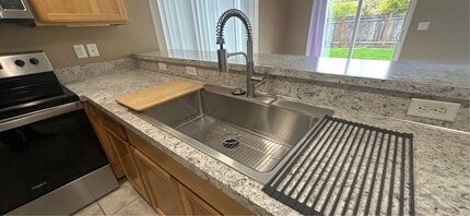 215 Pioneer Dr in Silverton, OR - Building Photo - Building Photo