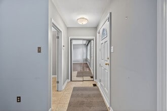 80 Guernsey Dr in Toronto, ON - Building Photo - Building Photo