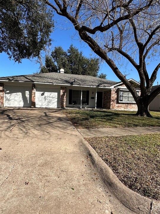 7034 Drowsy Pine Dr in Houston, TX - Building Photo