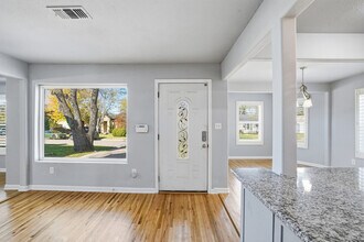 2933 S Hills Ave in Fort Worth, TX - Building Photo - Building Photo