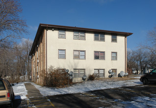 5640 7th St NE in Fridley, MN - Foto de edificio - Building Photo