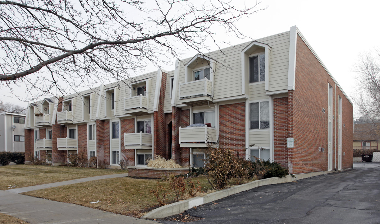 Village Apartments in Salt Lake City, UT - Foto de edificio