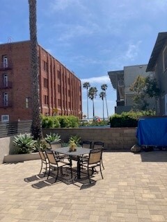 19 Breeze Ave in Venice, CA - Building Photo