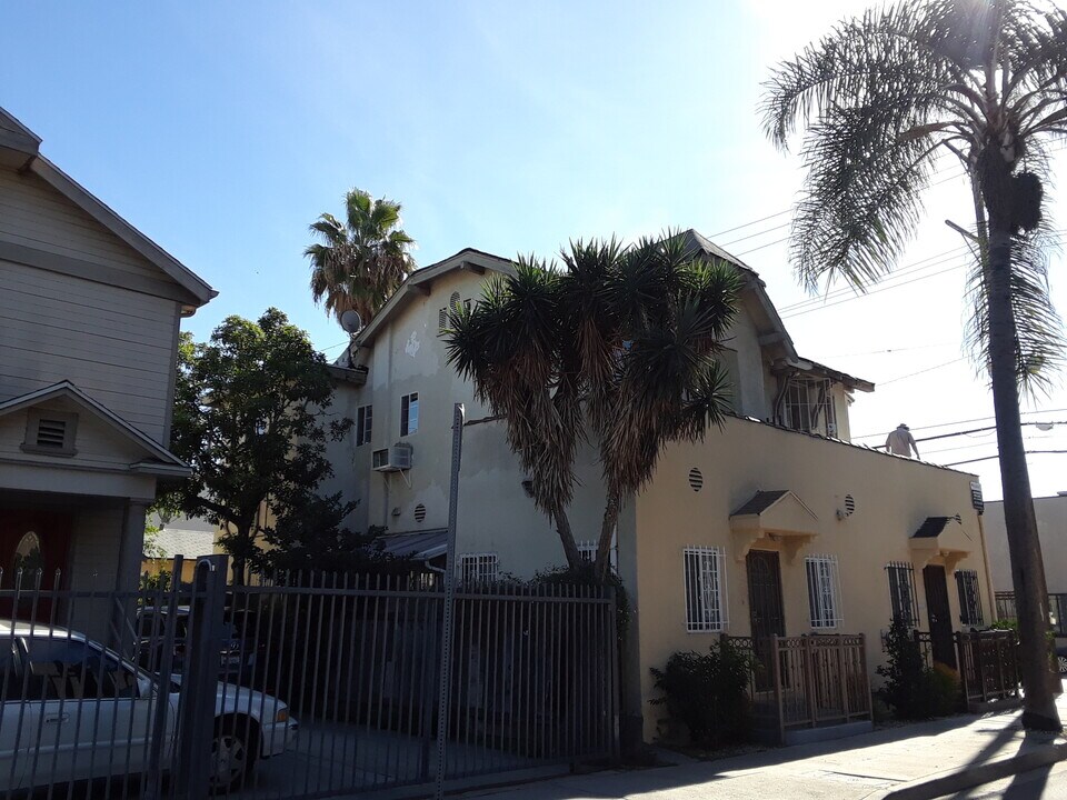 6817 Lexington Ave in Los Angeles, CA - Building Photo