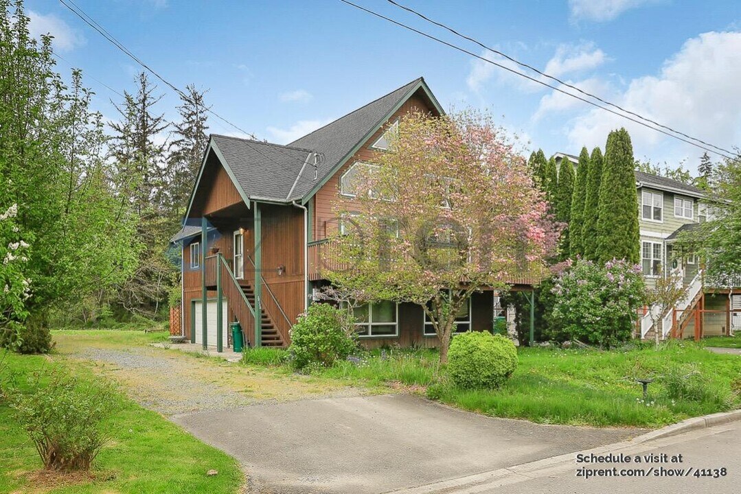 38130 SE Northern St in Snoqualmie, WA - Building Photo
