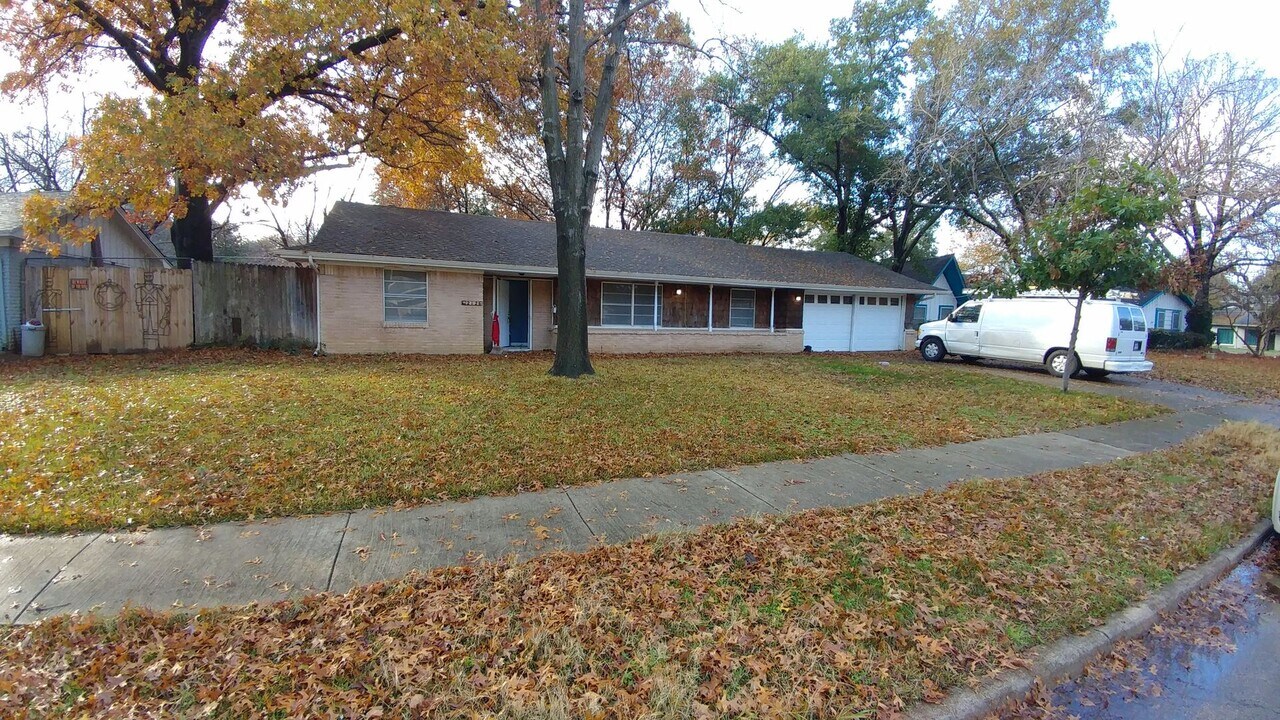 2126 Wilesta Dr in Irving, TX - Building Photo