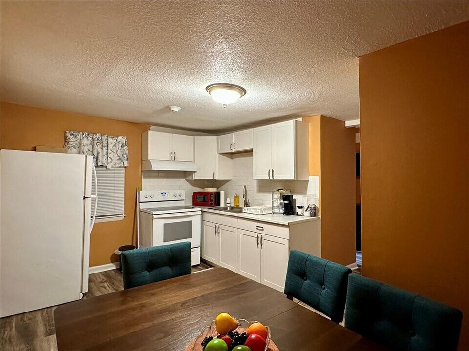 800 Oakland Beach Ave in Warwick, RI - Building Photo