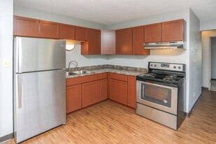 Southern Manor Apartments in Grand Forks, ND - Building Photo