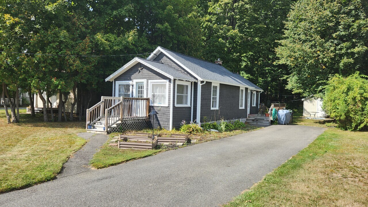 176 W North St in Ballston Spa, NY - Building Photo