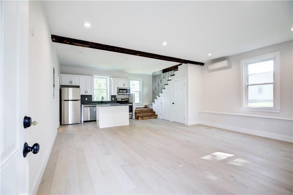 556 E Main Rd in Middletown, RI - Building Photo