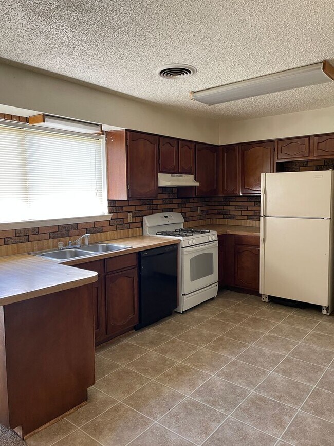 502 E La Paloma Ln in Roswell, NM - Building Photo - Building Photo