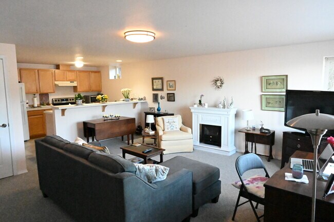 6246 NE Eagle Harbor Dr, Unit Apt. A in Bainbridge Island, WA - Building Photo - Building Photo