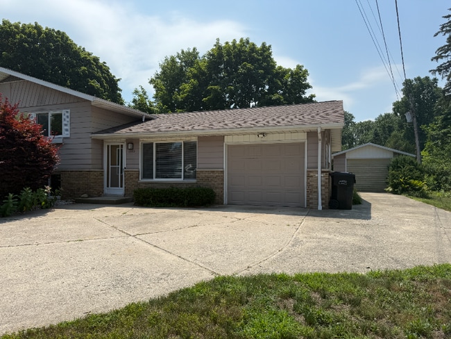 1332 W Glenlord Rd in St. Joseph, MI - Building Photo - Building Photo
