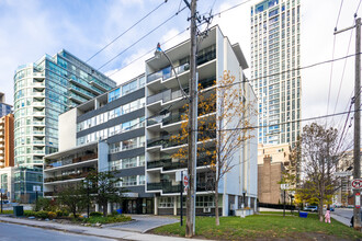 170 Roehampton Ave in Toronto, ON - Building Photo - Building Photo